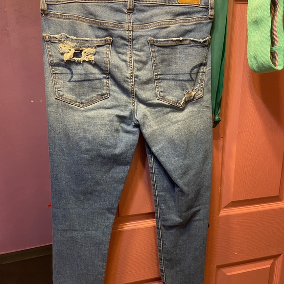 American Eagle Ripped Jeans 💜 - Picture 3 of 3